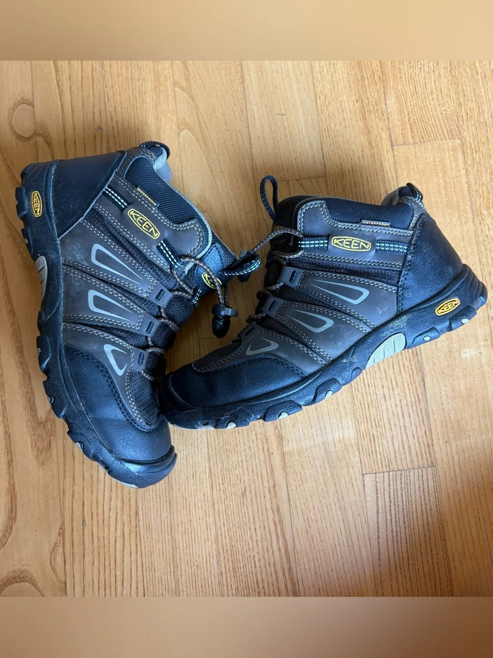 Keen Oakridge Mid waterproof hiking boots brown Black Kids Youth Boys Size 3